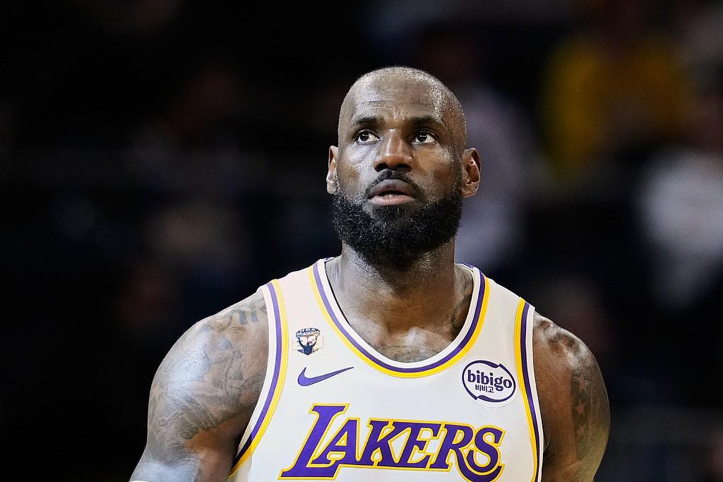 开云入口-微微发力，詹姆斯15投8中拿下24分，正负值+13